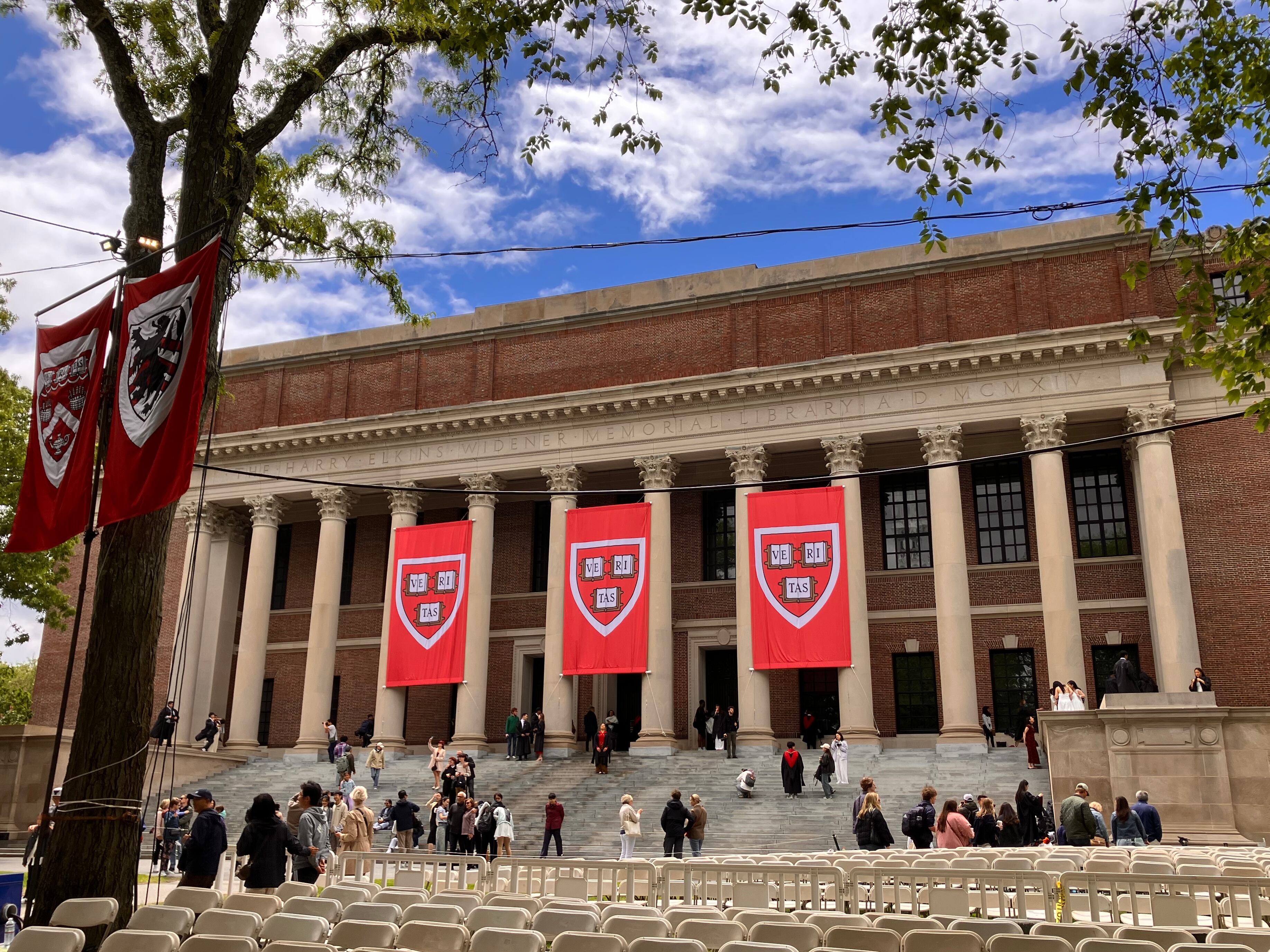 AME1125. BOSTON (ESTADOS UNIDOS), 26/05/2025.- Personas caminan frente a la biblioteca de la Universidad de Harvard este lunes, en Boston (EE.UU.). El presidente estadounidense, Donald Trump, dijo que está valorando la posibilidad de retirar otros 3.000 millones de dólares en subvenciones para Harvard para desviarlos a centros de formación profesional e insistió en el que la prestigiosa universidad aún no ha enviado las listas de alumnos extranjeros que reclama su Gobierno. EFE/Marta Garde