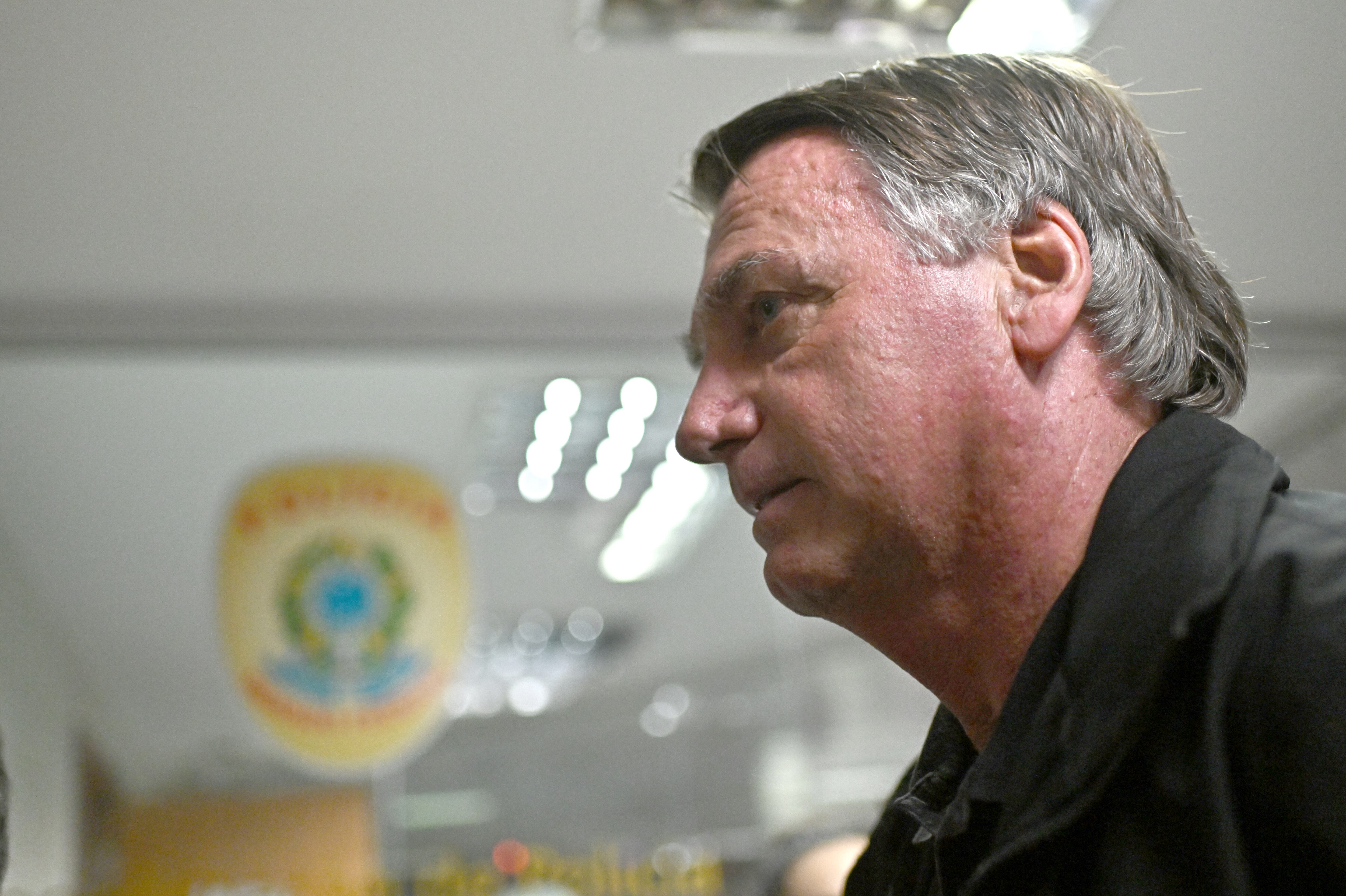 BRASILIA (BRASIL), 18/02/2025.- El expresidente de Brasil Jair Bolsonaro llega a una reunión con parlamentarios de oposición.