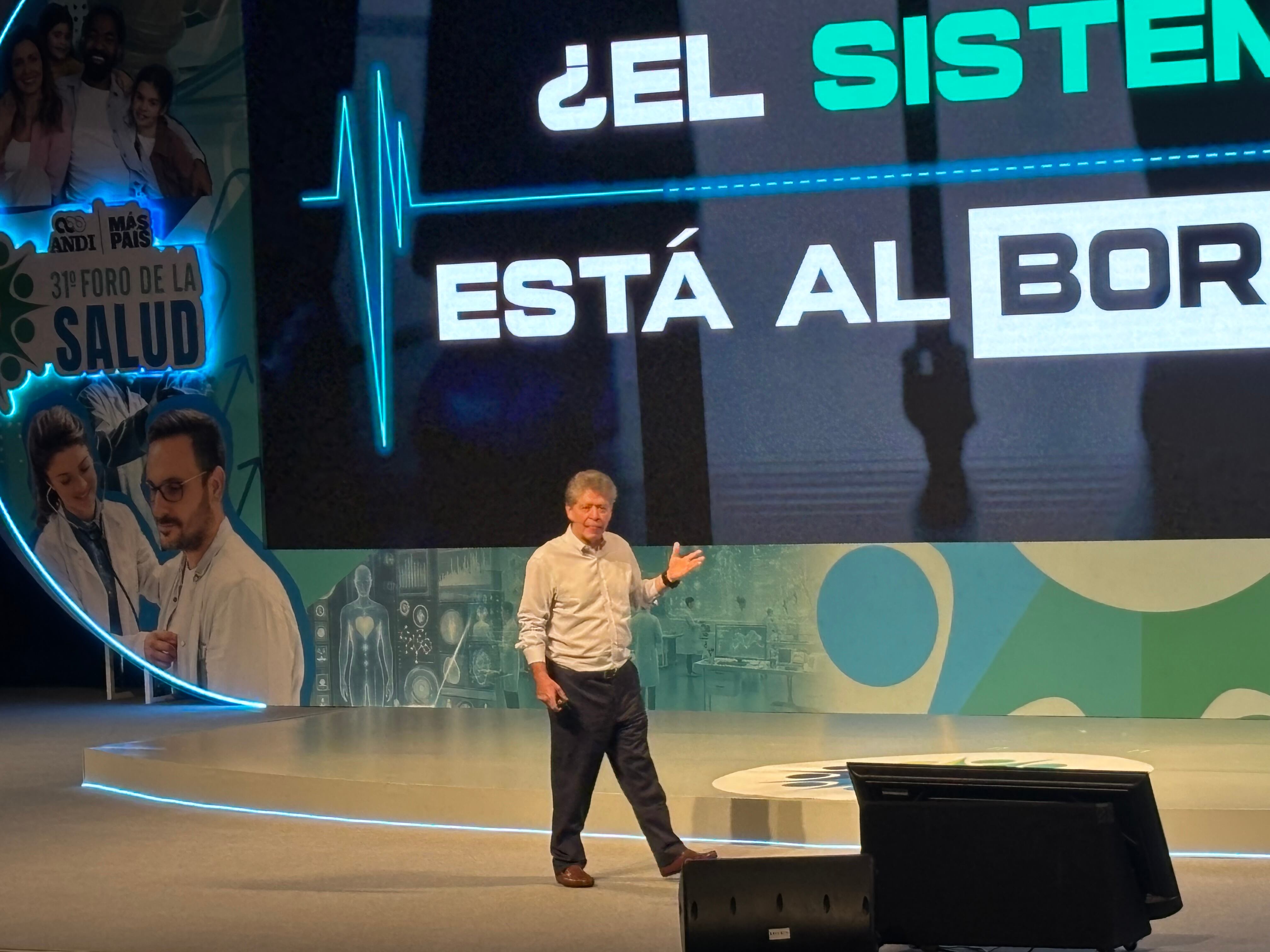 Bruce Mac Master en el 31° foro de la salud de la ANDI. Foto: W Radio