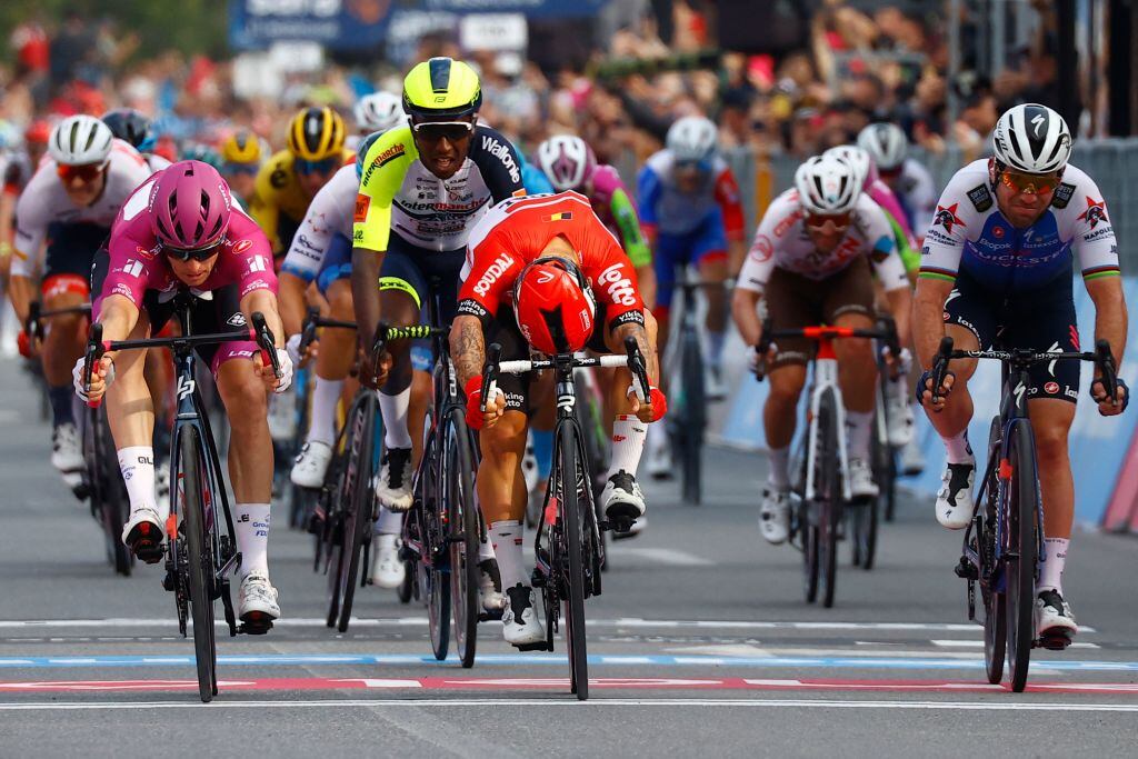 Arnaud Demare cruza la linea final con Caleb Ewan para una definición de 'foto-finish'. Getty Images
