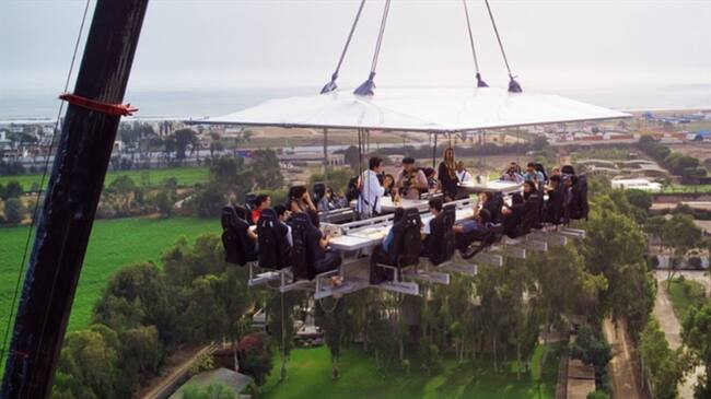 El restaurante que solo funciona en el cielo abrirá sus puertas este mes en Perú. Foto: Cortesía Dinner in the sky