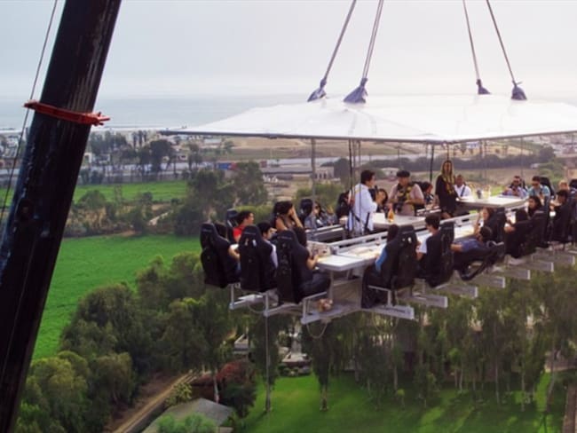 El restaurante que solo funciona en el cielo abrirá sus puertas este mes en Perú. Foto: Cortesía Dinner in the sky