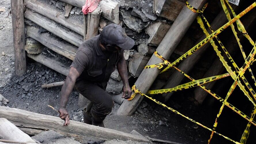 La victima de 40 años identificada como Julio César Caraballo estaba trabajando dentro de un socavón. Foto: Colprensa