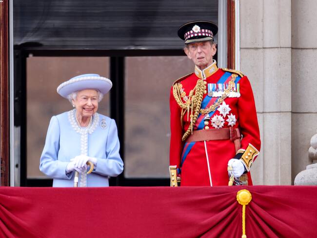 Isabel II sale al balcón del palacio en el comienzo del Jubileo
