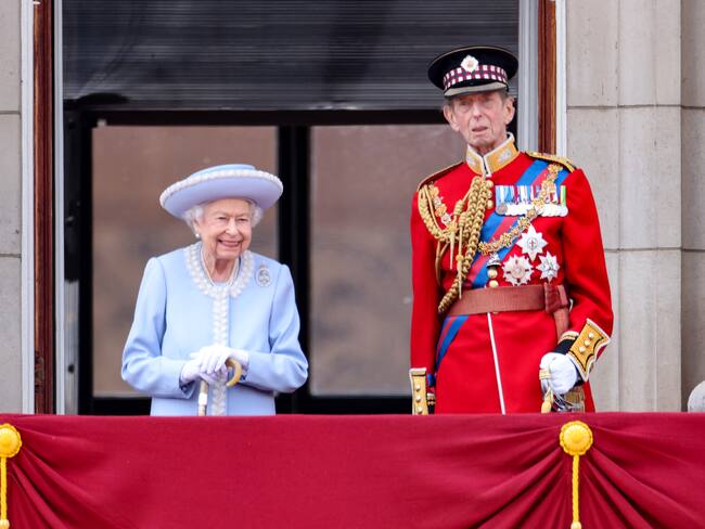 Isabel II sale al balcón del palacio en el comienzo del Jubileo