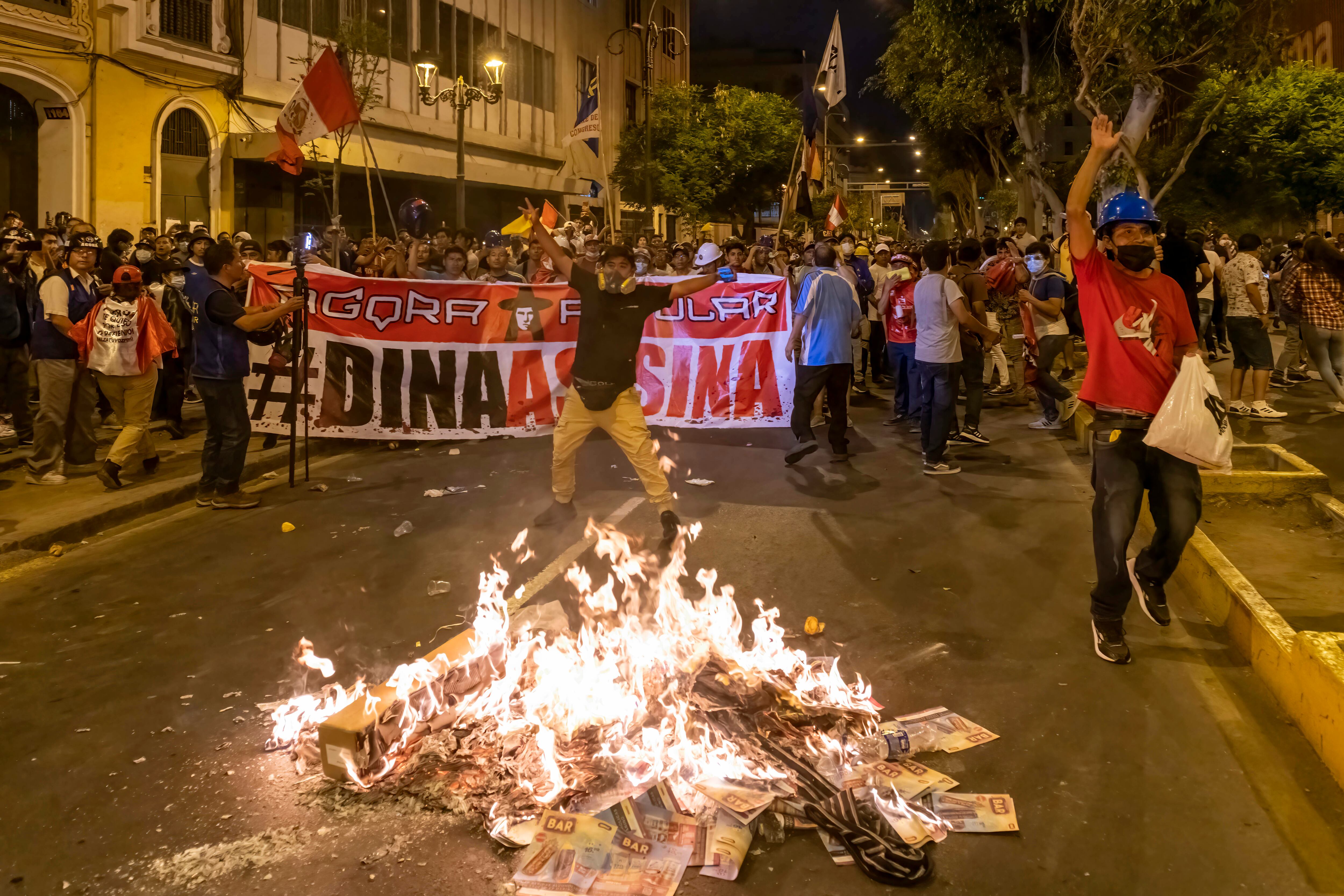 Los manifestantes se reúnen alrededor de un incendio mientras intentan avanzar hacia las oficinas gubernamentales el 28 de enero de 2023 en Lima, Perú. Foto de Michael Bednar/Getty Images.