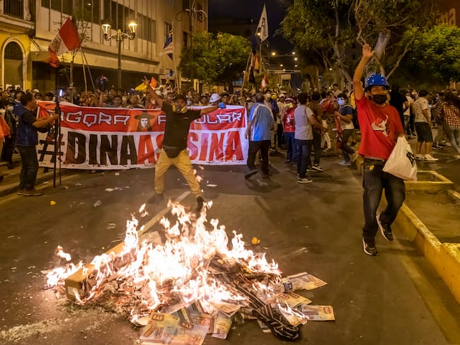 Los manifestantes se reúnen alrededor de un incendio mientras intentan avanzar hacia las oficinas gubernamentales el 28 de enero de 2023 en Lima, Perú. Foto de Michael Bednar/Getty Images.