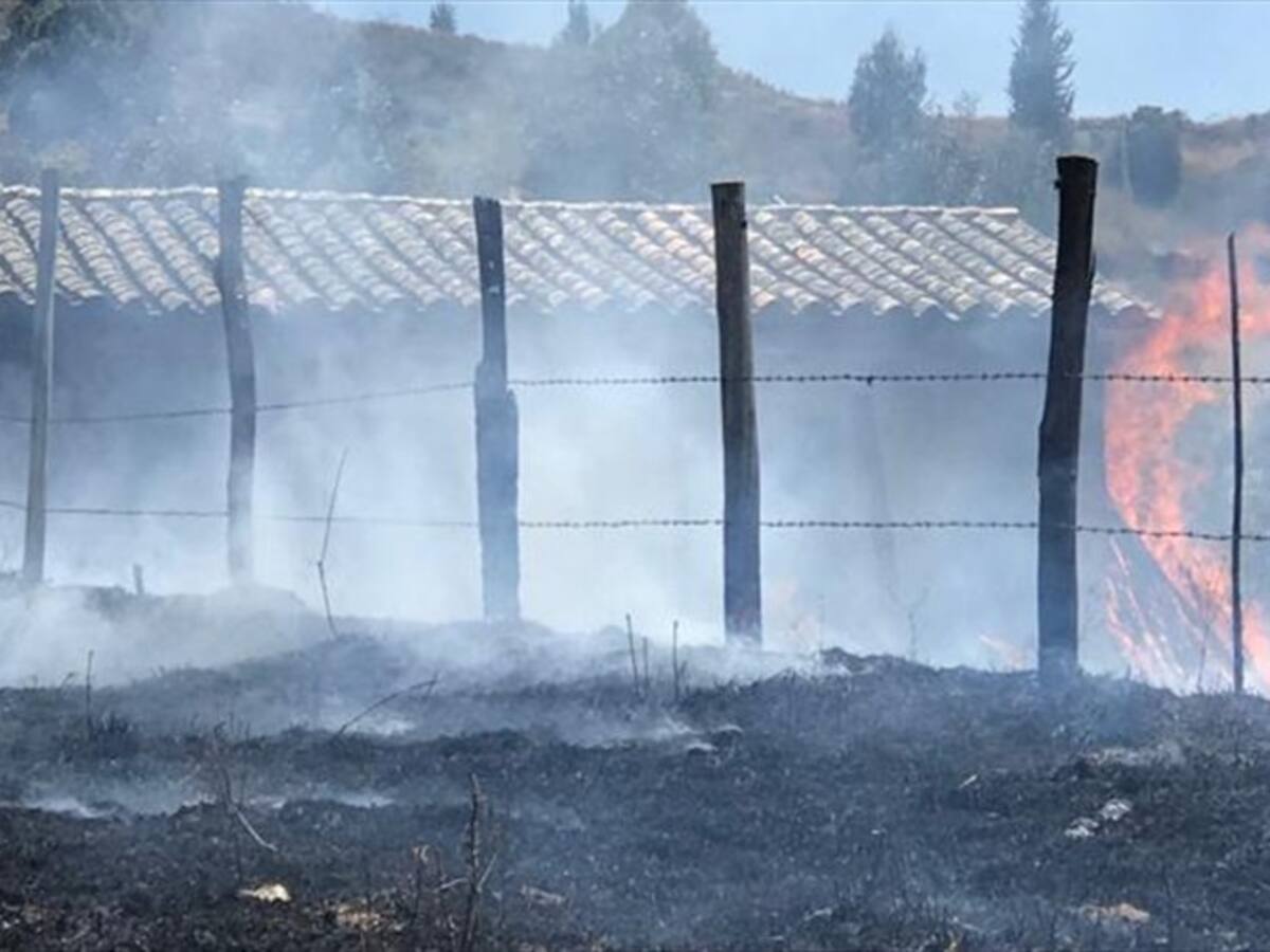 Incendio forestal amenaza una escuela en Pesca, Boyacá