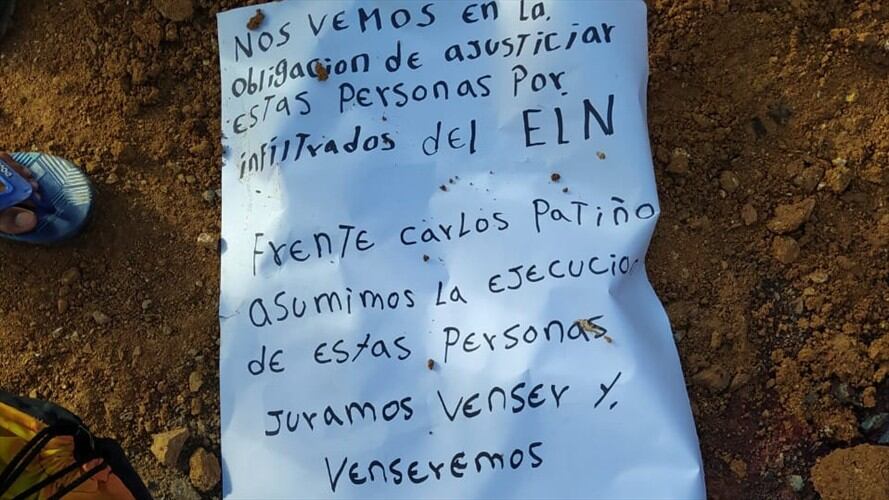 Este letrero fue abandonado al lado de los cadáveres de las víctimas . Foto: Cortesía