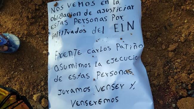 Este letrero fue abandonado al lado de los cadáveres de las víctimas . Foto: Cortesía