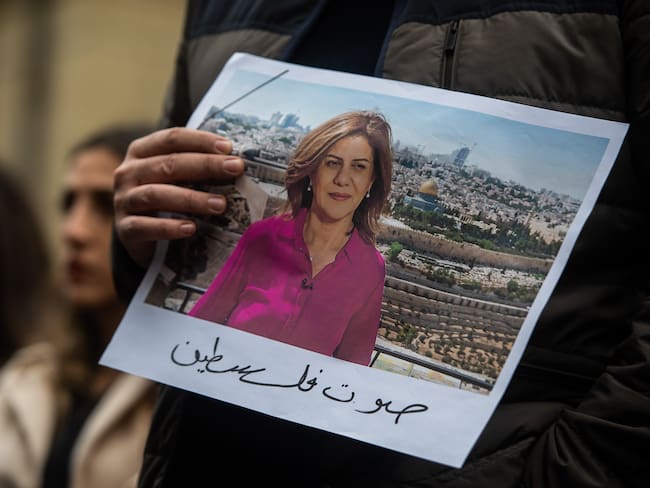 LONDON, ENGLAND - MAY 12: Tributes are paid to murdered Palestinian journalist Shireen Abu Akleh at a protest and vigil at BBC Broadcasting House on May 12, 2022 in London, England. (Photo by Guy Smallman/Getty Images)
