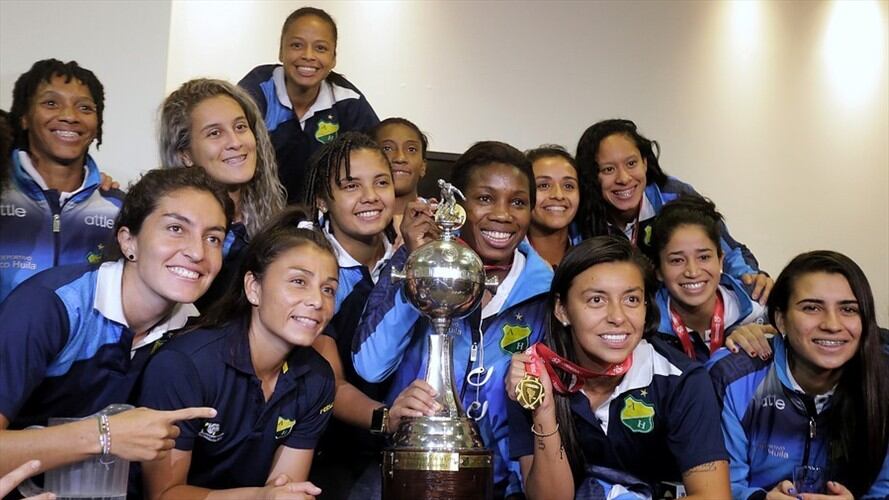 El Atlético Huila femenino ofreció una rueda de prensa a su llegada al país con motivo de título en la Copa Libertadores de América. Foto: Colprensa