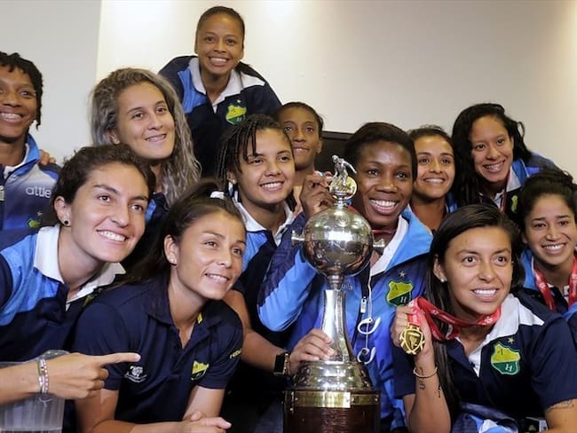 El Atlético Huila femenino ofreció una rueda de prensa a su llegada al país con motivo de título en la Copa Libertadores de América. Foto: Colprensa