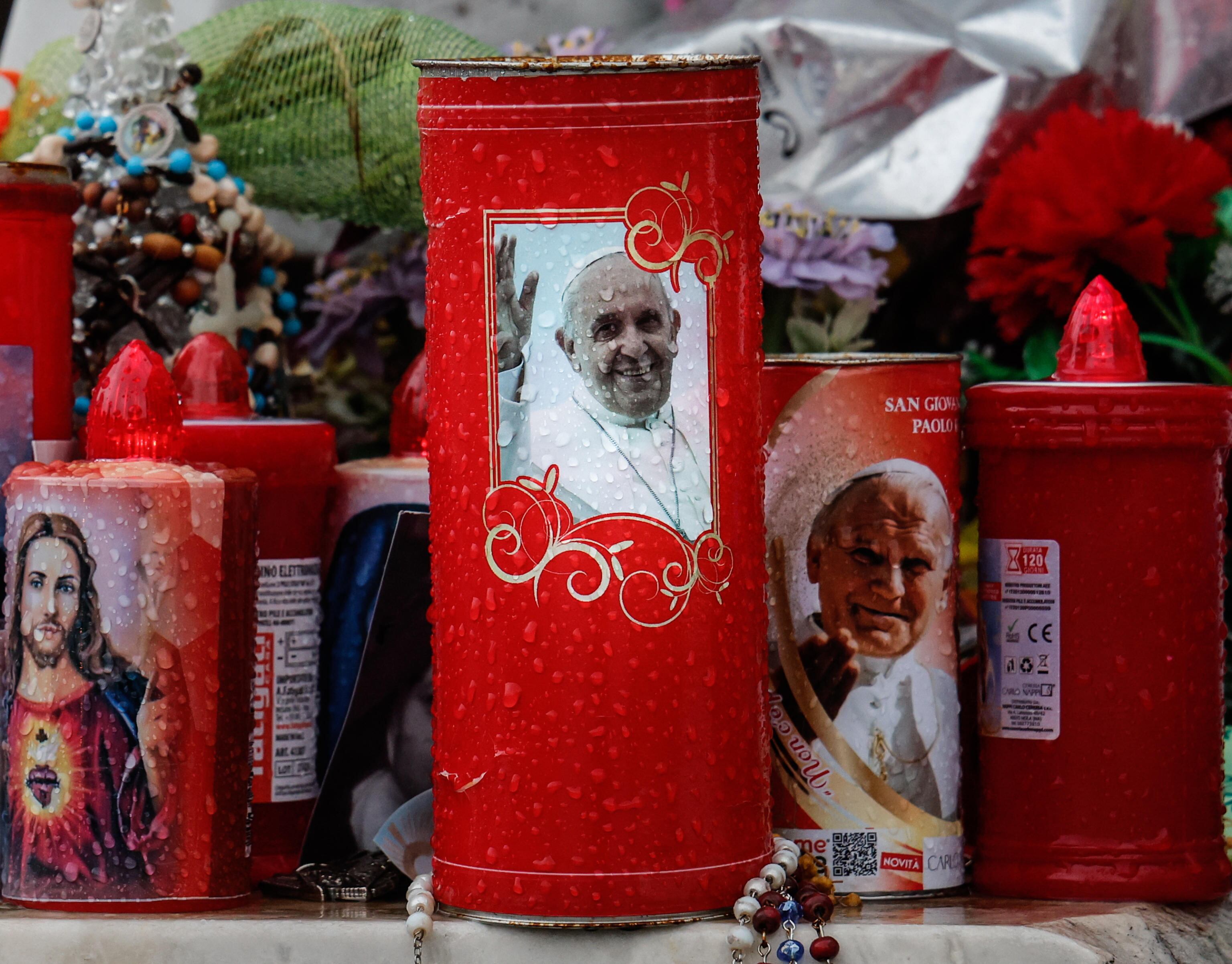 Roma (Italia), 12/03/2025.- Una vela con una imagen del papa Francisco se coloca bajo la estatua de Juan Pablo II en el exterior del Hospital Agostino Gemelli, donde el pontífice permanece hospitalizado.