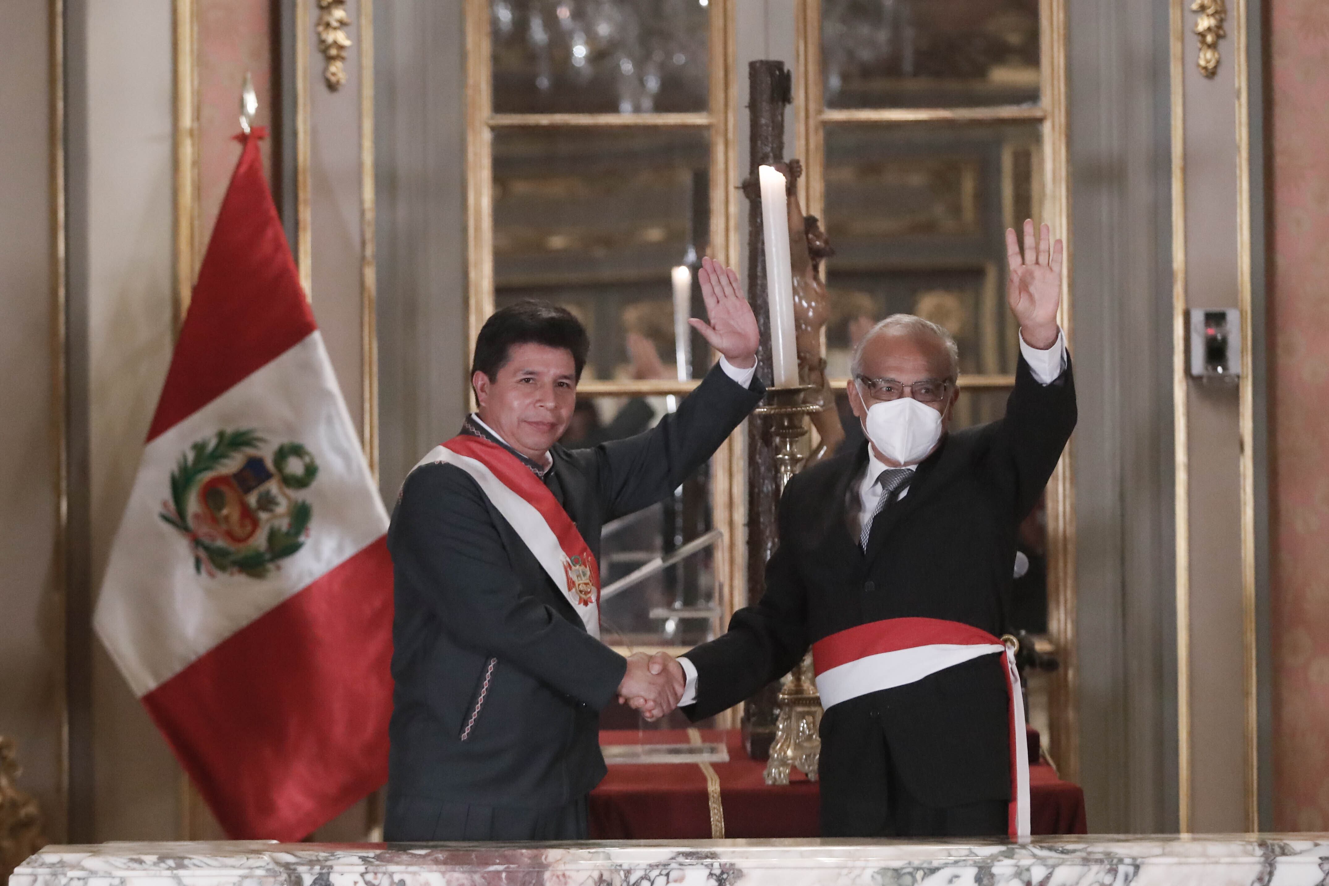 El presidente de la República del Perú, Pedro Castillo Terrones, y el primer ministro Aníbal Torres asisten a una ceremonia de juramentación en el Palacio de Gobierno en Lima, Perú, el 8 de febrero de 2022. ( Foto de Gerardo Marin/Agencia Anadolu vía Getty Images)