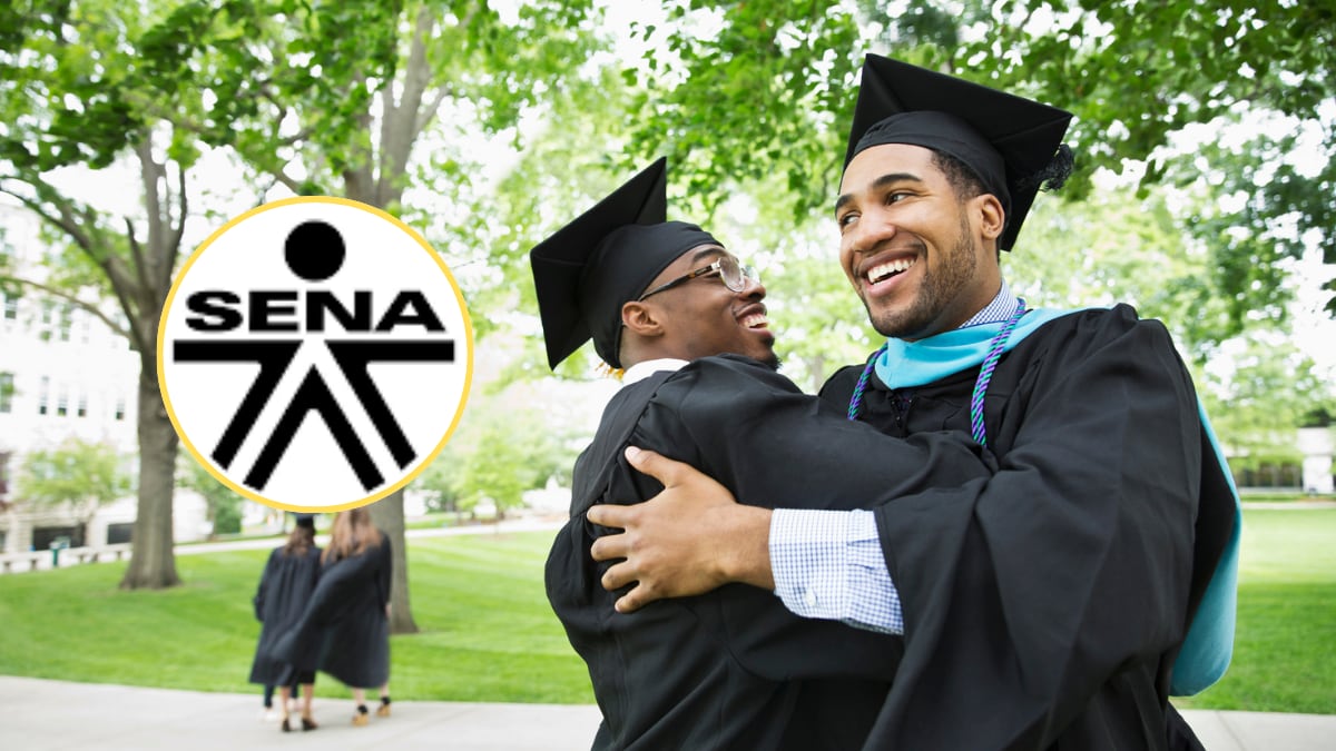 Hombres jóvenes celebrando su graduación  / Logo del Sena (Getty Images)