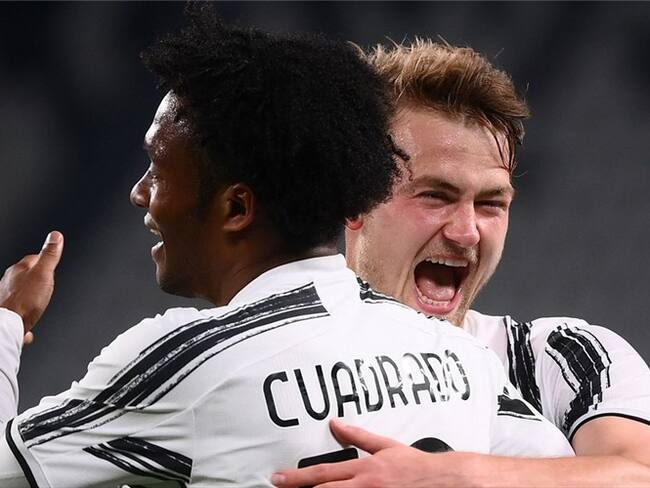 Juan Guillermo Cuadrado y Matthijs de Ligt, jugadores de la Juventus de Turín. Foto: MARCO BERTORELLO/AFP via Getty Images