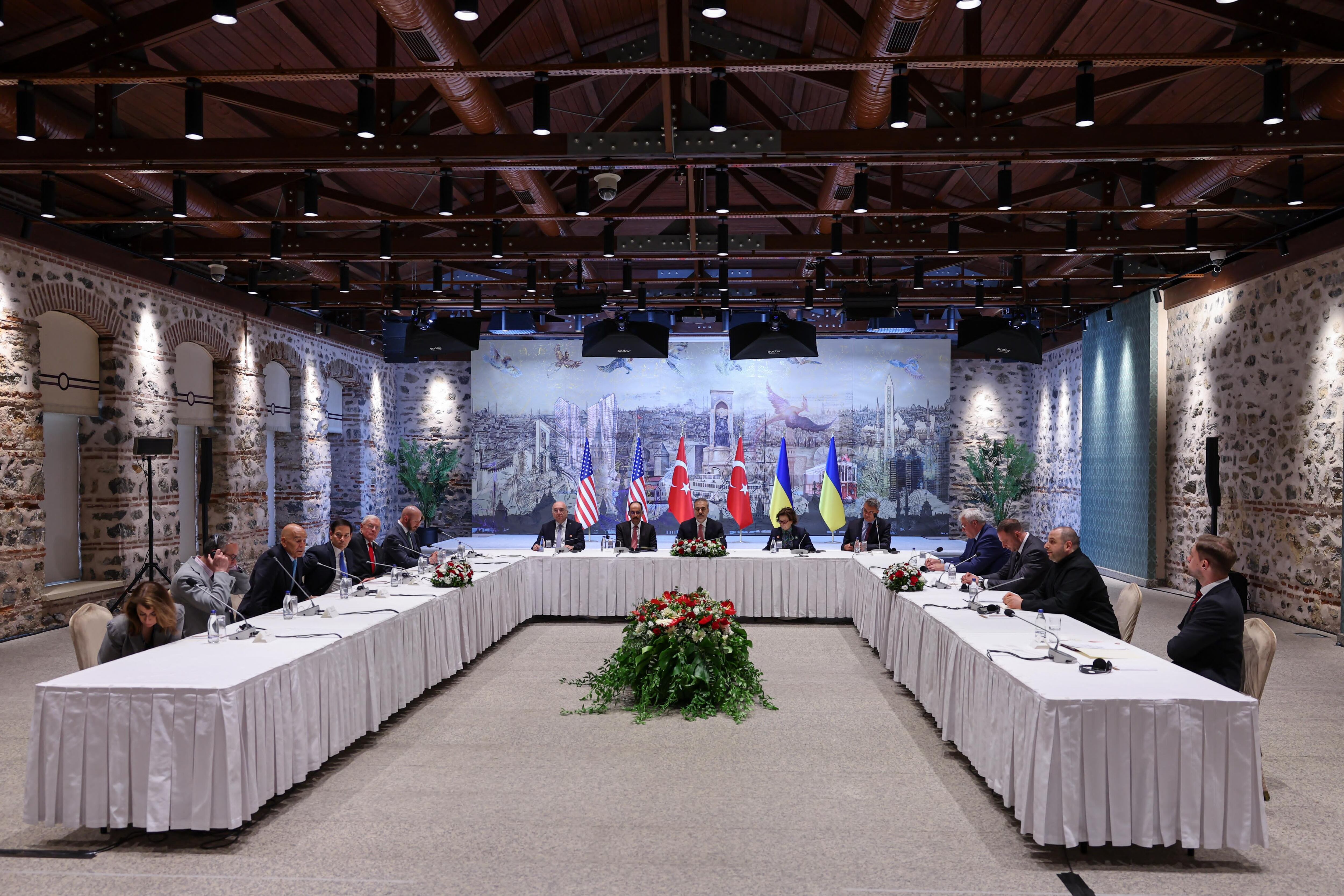 Delegados ucranianos, estadounidenses y rusos se reúnen para las conversaciones de paz entre Ucrania y Rusia. Foto: Arda Kucukkaya/Turkish Foreign Ministry via Getty Images.