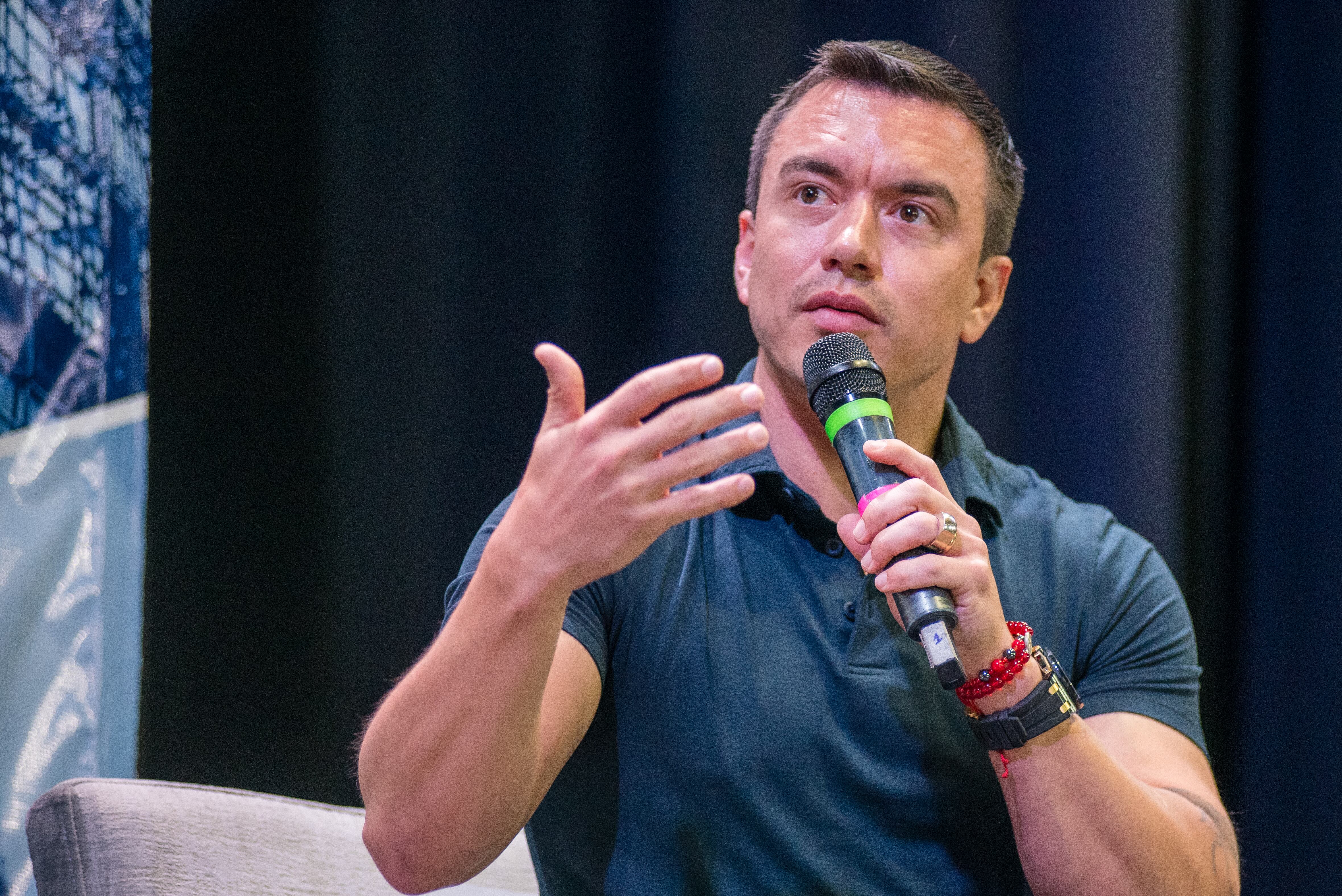 AME3496. GUAYAQUIL (ECUADOR), 08/04/2025.- Fotografía del 28 de marzo de 2025 del presidente de Ecuador, Daniel Noboa, hablando durante un evento en Guayaquil (Ecuador). Noboa, el presidente más joven de Latinoamérica y de la historia democrática de Ecuador, busca a sus 37 años ser reelegido para un mandato completo (2025-2029) que marque una época en el país con sus reformas económicas y su "guerra" contra el crimen organizado, tras catorce meses en el sillón presidencial marcados por la "mano dura" y acciones polémicas e impredecibles que llevan a sus adversarios a tildarlo de autoritario y de tener "actitudes dictatoriales". EFE/ Mauricio Torres