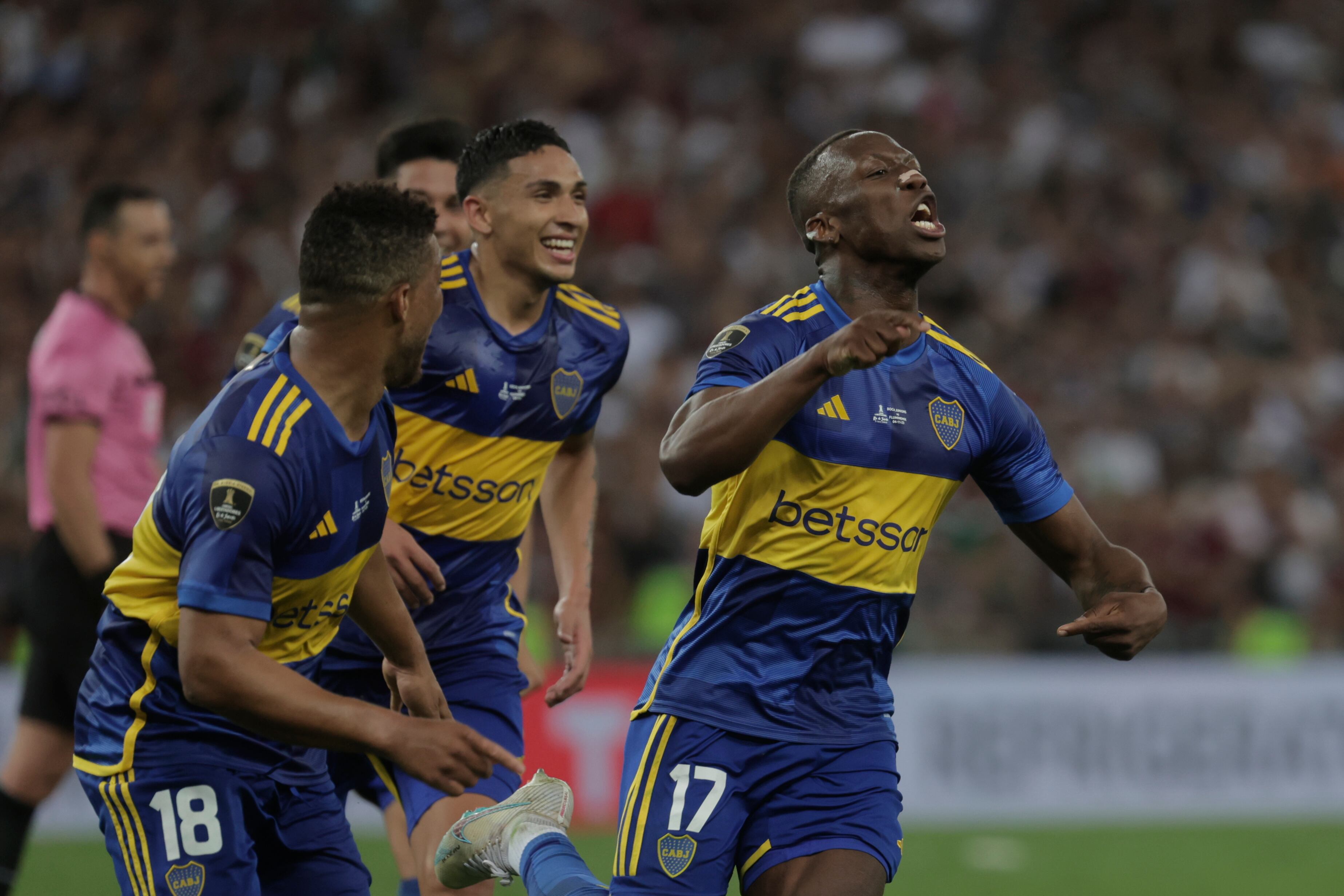 Luis Advíncula, de Boca, celebra gol en la final de Copa Libertadores contra Fluminense | Foto: EFE
