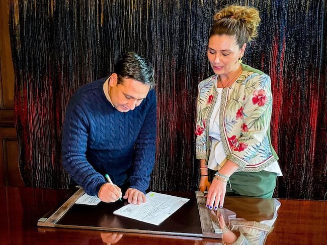 Mauricio Lizcano y Eleonora González, nueva directora de la Agencia de Cooperación Internacional. Vía Twitter.