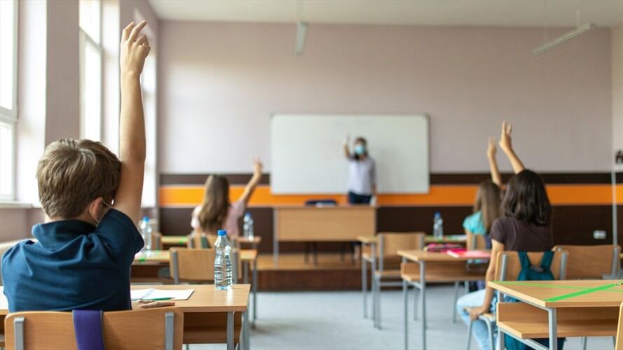 En octubre de 2020, el Ministerio de Educación giró 40.000 millones de pesos para cofinanciar la adopción de medidas de bioseguridad que permitan una alternancia segura. Foto: Getty Images / MILJKO