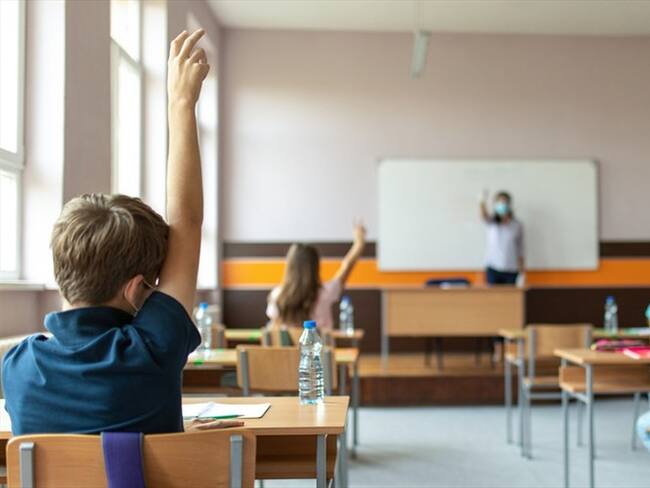 En octubre de 2020, el Ministerio de Educación giró 40.000 millones de pesos para cofinanciar la adopción de medidas de bioseguridad que permitan una alternancia segura. Foto: Getty Images / MILJKO