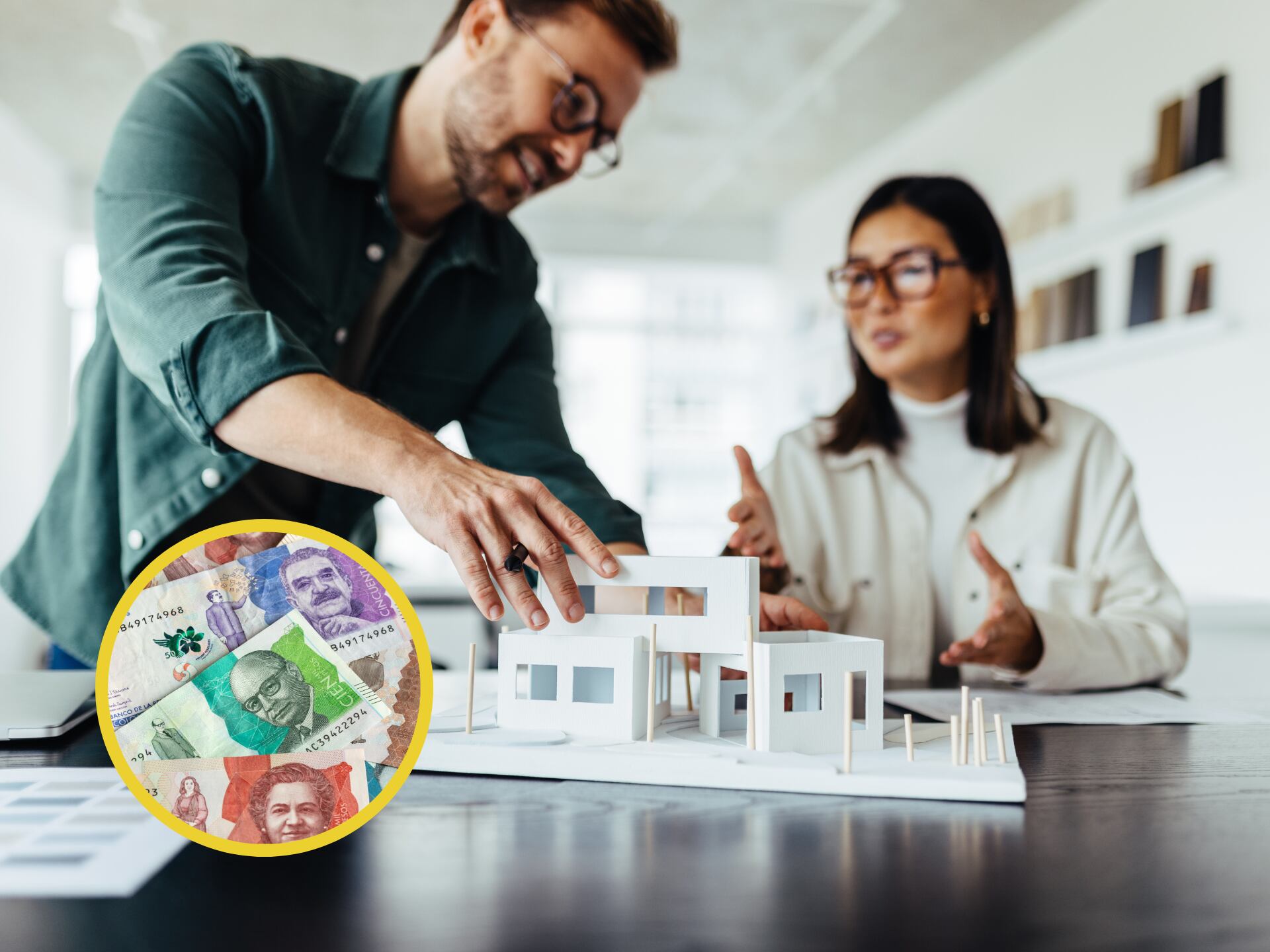 Arquitectos trabajando en le modelo de una casa. En el círculo, la imagen de billetes colombianos (Fotos vía GettyImages)