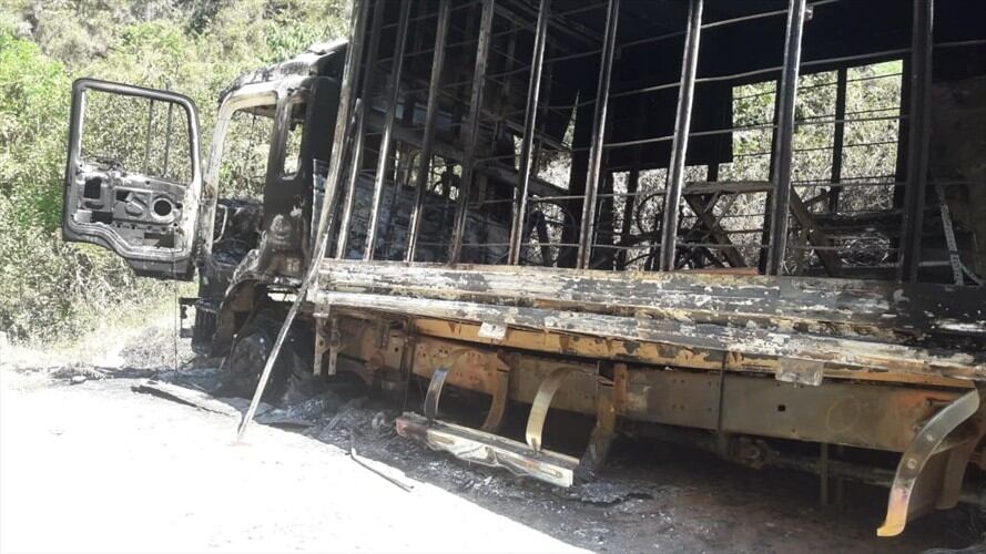 Sujetos desconocidos abordaron al conductor del vehículo entre los sectores de Chachucue y La Mesa de Caloto, y procedieron a incendiarlo. Foto: Cortesía