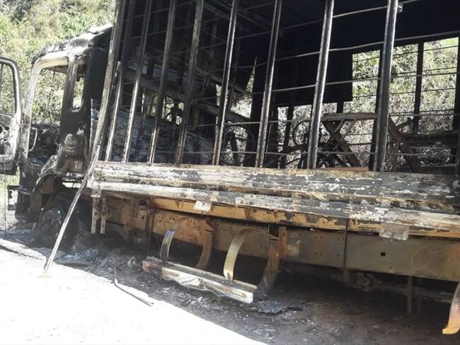 Sujetos desconocidos abordaron al conductor del vehículo entre los sectores de Chachucue y La Mesa de Caloto, y procedieron a incendiarlo. Foto: Cortesía