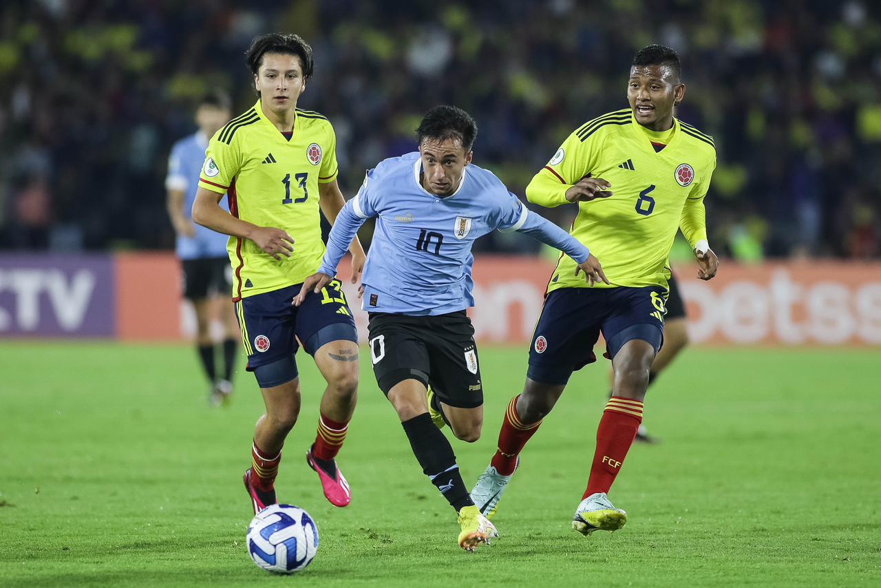 Los equipos de Uruguay vs Colombia durante el hexagonal final del Suramericano Sub-20 en el estadio El Campin. (Colprensa-John Paz).