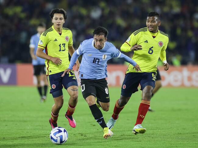 Los equipos de Uruguay vs Colombia durante el hexagonal final del Suramericano Sub-20 en el estadio El Campin. (Colprensa-John Paz).
