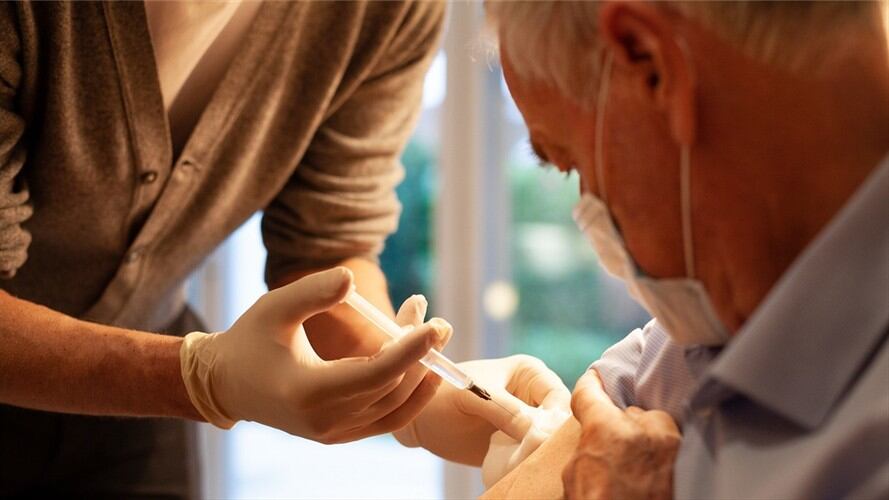 Mayores de 80 años en Colombia podrán vacunarse sin cita. Foto: Getty Images
