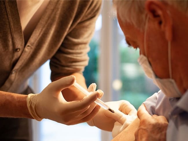Mayores de 80 años en Colombia podrán vacunarse sin cita. Foto: Getty Images