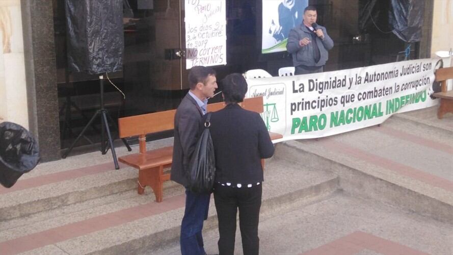 A la entrada del Tribunal Administrativo de Boyacá el sindicato avanza con la protesta. . Foto: La W