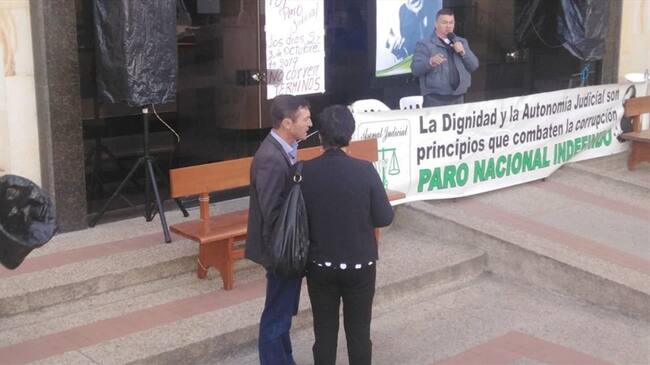 A la entrada del Tribunal Administrativo de Boyacá el sindicato avanza con la protesta. . Foto: La W