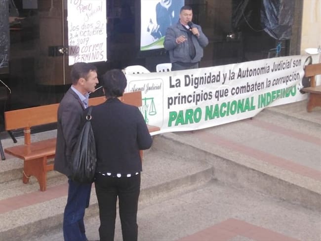 A la entrada del Tribunal Administrativo de Boyacá el sindicato avanza con la protesta. . Foto: La W