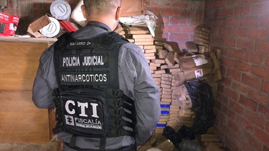 En el operativo fueron capturadas cinco personas, se incautaron armas y dinero en efectivo.. Foto: Cortesía Comunicaciones FGN Cali