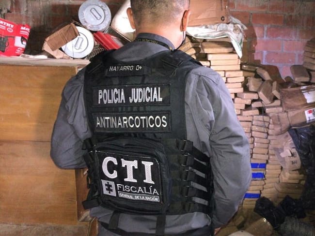 En el operativo fueron capturadas cinco personas, se incautaron armas y dinero en efectivo.. Foto: Cortesía Comunicaciones FGN Cali