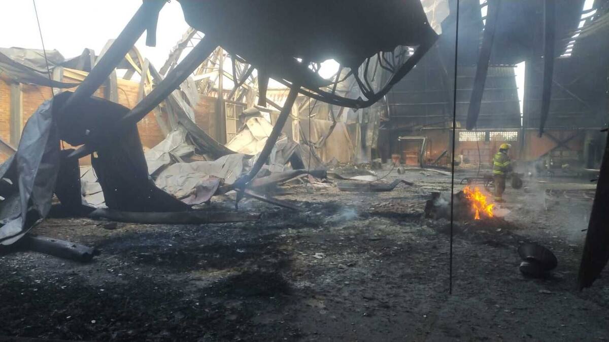 Incendio estructural generó pérdida total en fábrica de colchones de Pereira