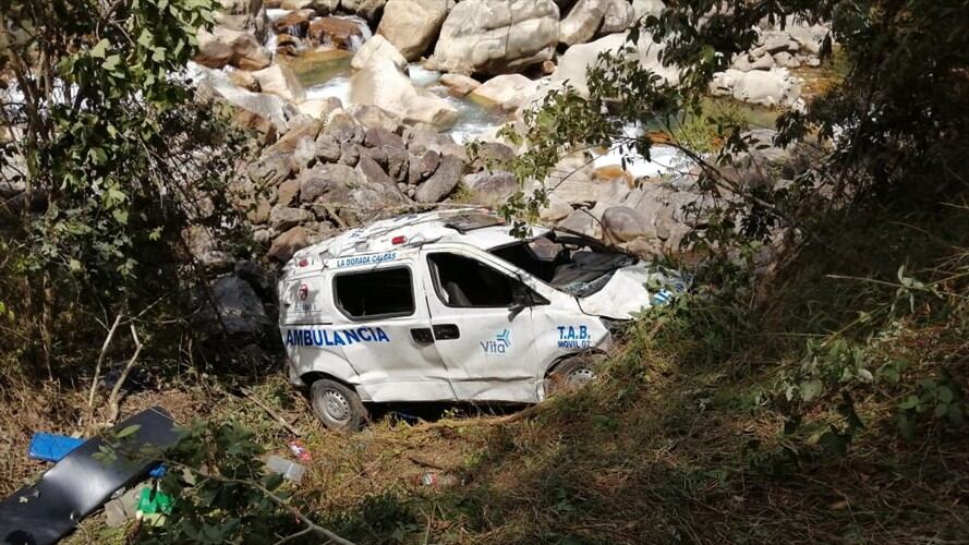 La ambulancia sufre caída de aproximadamente 60 metros en un abismo, quedando a la orilla del río Cravo sur. . Foto: Policía de Boyacá