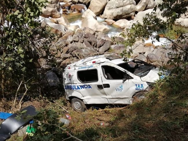 La ambulancia sufre caída de aproximadamente 60 metros en un abismo, quedando a la orilla del río Cravo sur. . Foto: Policía de Boyacá