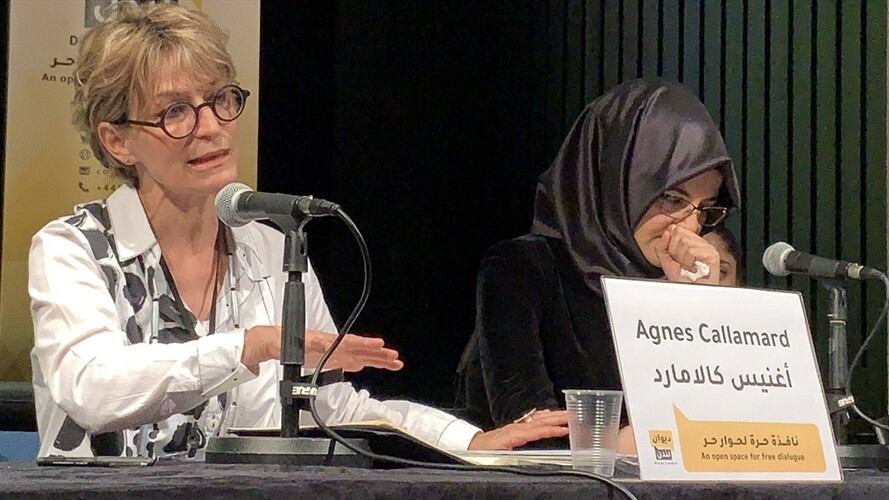 La prometida de Khashoggi, Hatice Cengiz (Der.) llora mientras la Relatora Especial de la ONU, Agnes Callamard (Izq.) pronuncia un discurso durante el encuentro organizado por ALQST. Foto: Agencia Anadolu