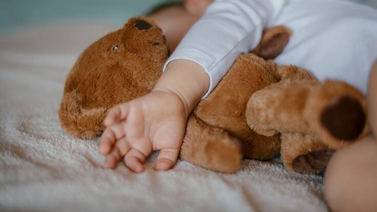 Médica explica cómo lograr que los bebés se duerman de forma independiente