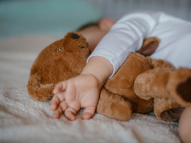 Médica explica cómo lograr que los bebés se duerman de forma independiente