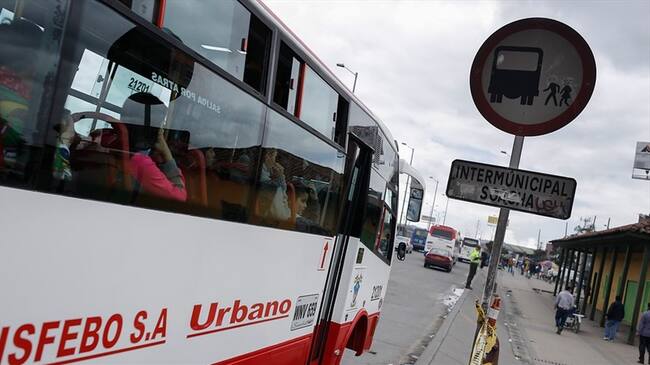Los protocolos de bioseguridad establecidos tienen en cuenta el adecuado uso del transporte masivo intermunicipal y de las terminales de transporte para evitar contagios de COVID-19. Foto: Colprensa - Juan Páez
