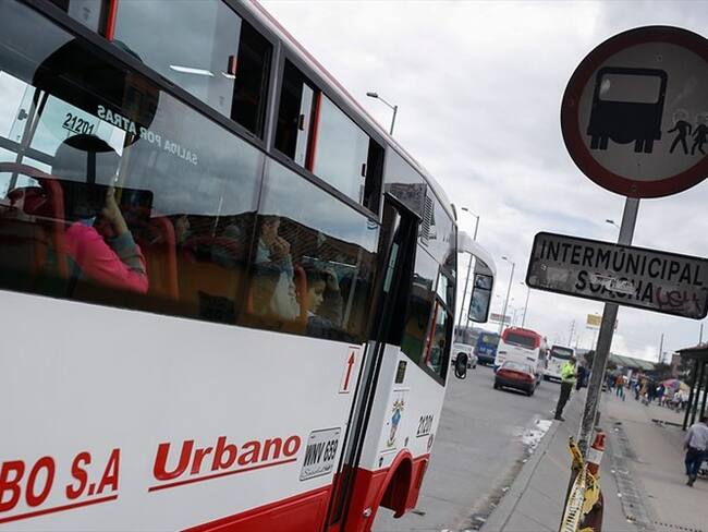 Los protocolos de bioseguridad establecidos tienen en cuenta el adecuado uso del transporte masivo intermunicipal y de las terminales de transporte para evitar contagios de COVID-19. Foto: Colprensa - Juan Páez