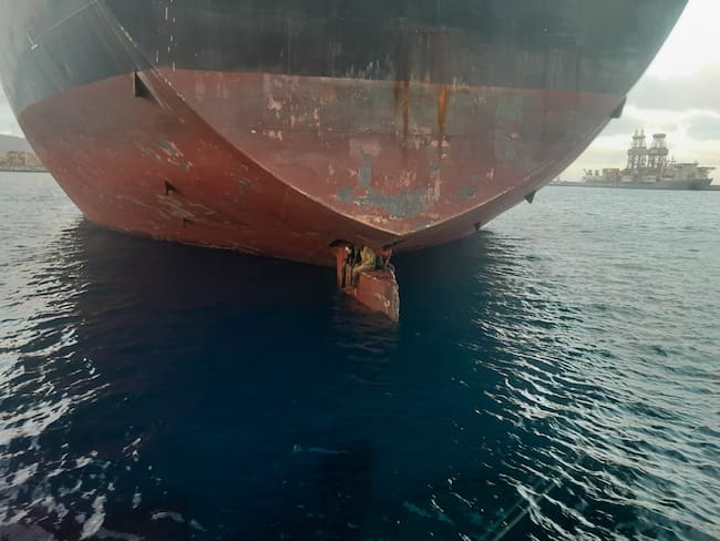 Salvamento Marítimo ha rescatado este lunes a tres polizones subidos a la pala del timón de un petrolero que acababa de llegar a Las Palmas de Gran Canaria tras haber partido hace once días desde Lagos. Foto: EFE