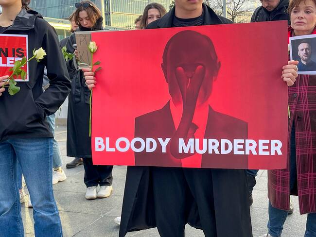 GINEBRA, 16/02/2024.- Un manifestante porta una pancarta con la consigna &quot;Maldito asesino&quot; y una imagen de Putin durante las protestas frente a la sede europea de las Naciones Unidas en Ginebra. Foto: EFE/Anisia Gil