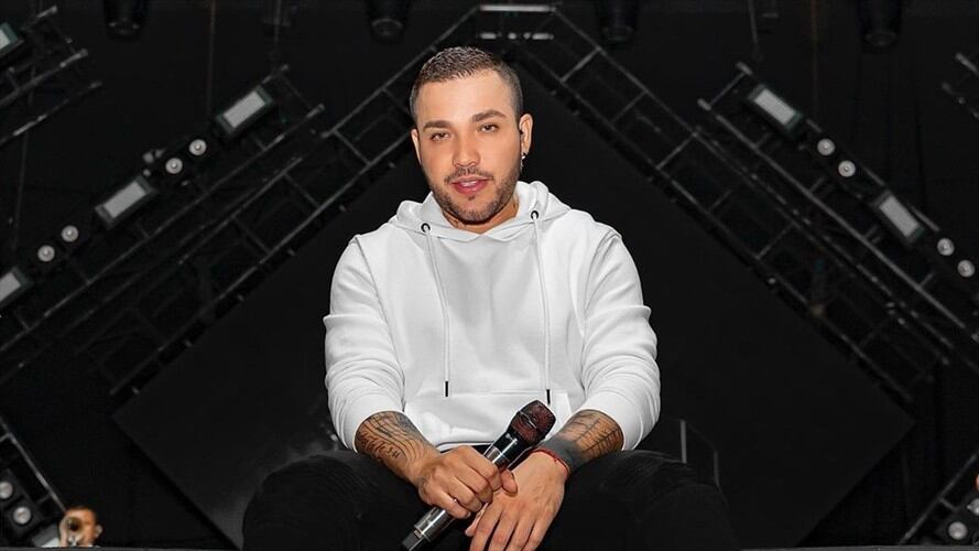 Por una foto del cantante muchos usuarios aseguran que una frase en inglés le quedó mal escrita.. Foto: Instagram